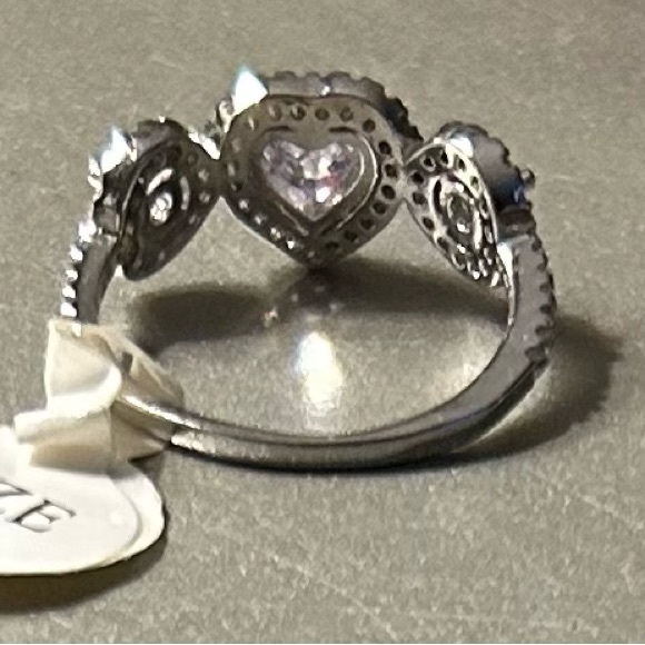 Gorgeous .923 Sterling Silver 3 Stone Heart Ring Size 7 - Picture 4 of 4